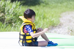 ライフジャケットを着た子供 ライフジャケットを着た子供