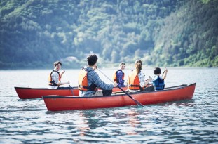 カヌーを漕ぐ家族 カヌーを漕ぐ家族